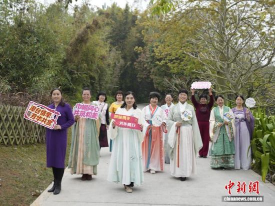 3ÔÂ21ÈÕ£¬µÚ¶þ½ìº£Ï¿Á½°¶(ÕÄÖÝ)¸¾Å®¼ÒÍ¥¼ÎÄ껪»î¶¯21ÈÕÓÚ¸£½¨ÕÄÖݳ¤Ì©Çø¾Ù°ì£¬Í¼ÎªÁ½°¶¸¾Å®Éíןº·þ²ÎÓë»î¶¯¡£ÕÄÖݳ¤Ì©Çø¸¾Å®ÁªºÏ»á¹©Í¼ 3ÔÂ21ÈÕ£¬µÚ¶þ½ìº£Ï¿Á½°¶(ÕÄÖÝ)¸¾Å®¼ÒÍ¥¼ÎÄ껪»î¶¯21ÈÕÓÚ¸£½¨ÕÄÖݳ¤Ì©Çø¾Ù°ì£¬Í¼ÎªÁ½°¶¸¾Å®Éíןº·þ²ÎÓë»î¶¯¡£ÕÄÖݳ¤Ì©Çø¸¾Å®ÁªºÏ»á¹©Í¼