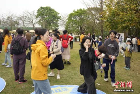 ͼΪ²Î»áÁ½°¶¸¾Å®¼ÒÍ¥²Î¼ÓÌôÕ½Èü»î¶¯¡£ÕÄÖݳ¤Ì©Çø¸¾Å®ÁªºÏ»á¹©Í¼ ͼΪ²Î»áÁ½°¶¸¾Å®¼ÒÍ¥²Î¼ÓÌôÕ½Èü»î¶¯¡£ÕÄÖݳ¤Ì©Çø¸¾Å®ÁªºÏ»á¹©Í¼