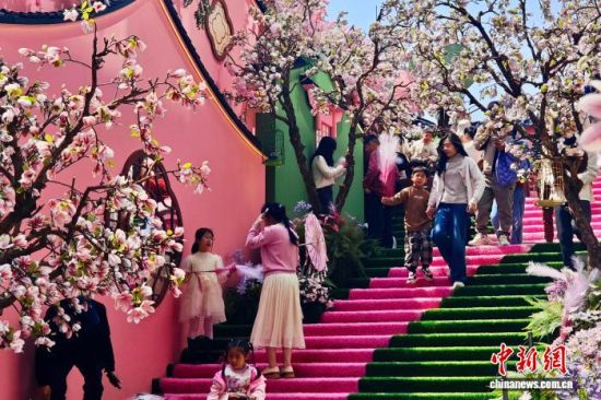 3��22�գ��������ݣ�������һ���üٻ�װ����˹��쾰�������档��������� ������ ��