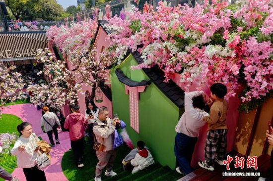 3��22�գ��������ݣ�������һ���üٻ�װ����˹��쾰�������档��������� ������ ��