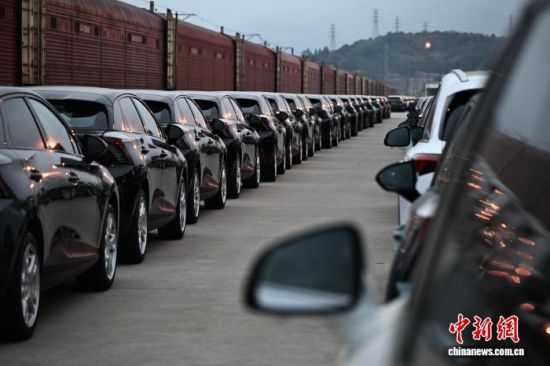 3ÔÂ23ÈÕ£¬ÄþµÂ½¸Û(Ìú·רÓÃÏß)Äڵȴý×°ÔØ³ö¿ÚµÄÉÌÆ·³µ¡£ÖÐÐÂÍø¼ÇÕß Õűó Éã 3ÔÂ23ÈÕ£¬ÄþµÂ½¸Û(Ìú·רÓÃÏß)Äڵȴý×°ÔØ³ö¿ÚµÄÉÌÆ·³µ¡£ÖÐÐÂÍø¼ÇÕß Õűó Éã