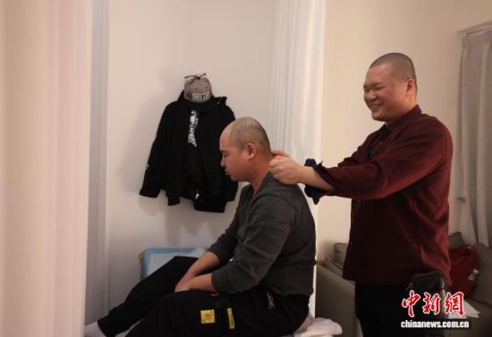 ËïÎé·É(ÓÒ)ÔÚºÍͽµÜºÏ»ï¿ªµÄäÈ˰´Ä¦µêÄÚ·þÎñ¹Ë¿Í¡£(×ÊÁÏͼ)³É¿¡ Éã ËïÎé·É(ÓÒ)ÔÚºÍͽµÜºÏ»ï¿ªµÄäÈ˰´Ä¦µêÄÚ·þÎñ¹Ë¿Í¡£(×ÊÁÏͼ)³É¿¡ Éã