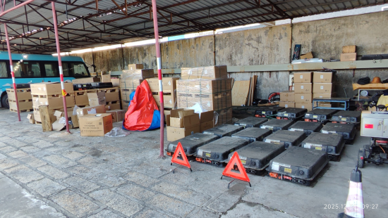 停车棚违规存放大量新旧锂电池 停车棚违规存放大量新旧锂电池