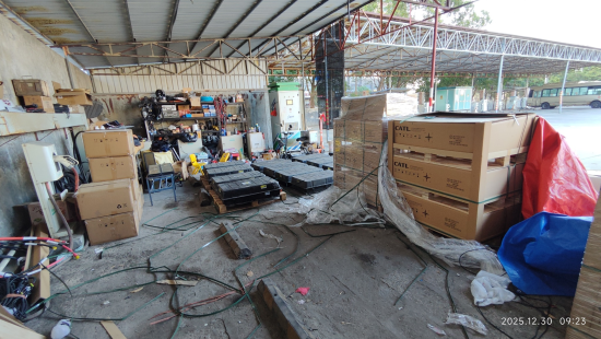 停车场遮阳棚跨度过大、长期腐蚀、强度不足,导致多处横梁角铁断裂和部分支撑立柱严重变形弯曲 停车场遮阳棚跨度过大、长期腐蚀、强度不足,导致多处横梁角铁断裂和部分支撑立柱严重变形弯曲