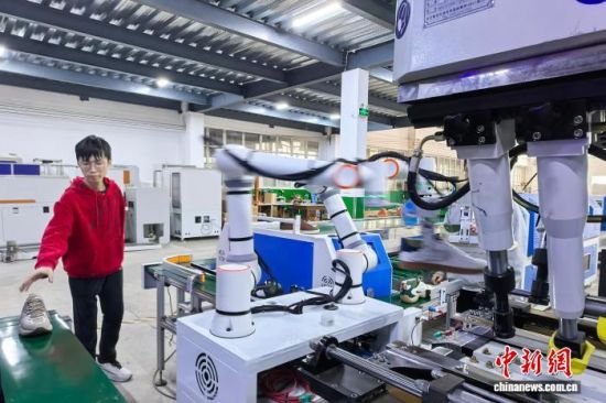 �������ܼ���������ý�����Ь����ʵ�֡����Ը�������ͼΪ3��24�գ�������Աչʾ�������ܼ���Ӧ�ó��������������� ��� ��