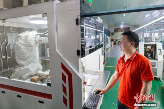 3��24�գ�������̩���������豸���޹�˾������Ա���������������Ь�豸������������ ��� ��