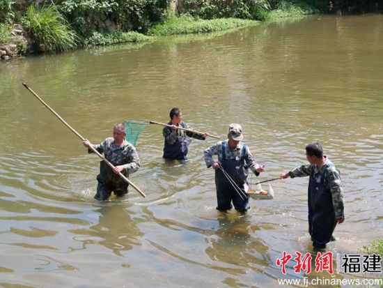 图为工作人员穿梭河道两岸清理垃圾。 清流县水利局 供图 图为工作人员穿梭河道两岸清理垃圾。 清流县水利局 供图