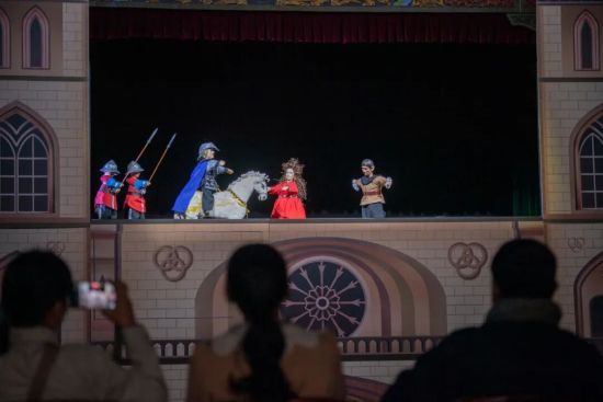 布袋木偶戏《巴黎圣母院》彩排现场图源:闽南日报记者@游斐渊 布袋木偶戏《巴黎圣母院》彩排现场图源:闽南日报记者@游斐渊