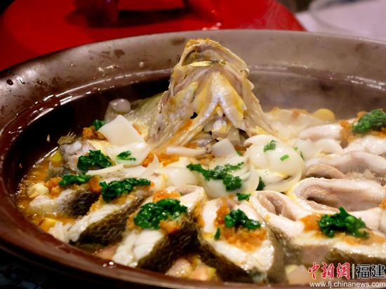 韭菜百合焗野驯黄瓜鱼。吴允杰 摄 韭菜百合焗野驯黄瓜鱼。吴允杰 摄