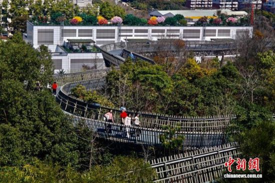3月14日,福建福州,市民走福道赏春光。阳春三月,福州市民与游客踏青赏景,尽享美好春光。 中新网记者 王东明 摄 3月14日,福建福州,市民走福道赏春光。阳春三月,福州市民与游客踏青赏景,尽享美好春光。 中新网记者 王东明 摄