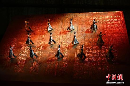 3月22日晚,大型山水实景舞台剧《月映武夷》演员在福建南平武夷山世界单体最大室内水幕舞台上演出。中新社记者 吕明 摄 3月22日晚,大型山水实景舞台剧《月映武夷》演员在福建南平武夷山世界单体最大室内水幕舞台上演出。中新社记者 吕明 摄