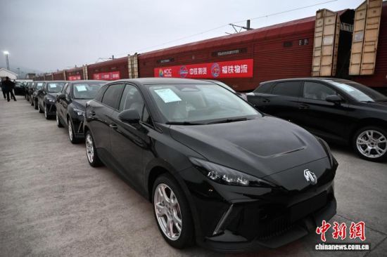 3月23日,在宁德陆港(铁路专用线)内,等待装载出口的商品车。中新社记者 张斌 摄 3月23日,在宁德陆港(铁路专用线)内,等待装载出口的商品车。中新社记者 张斌 摄