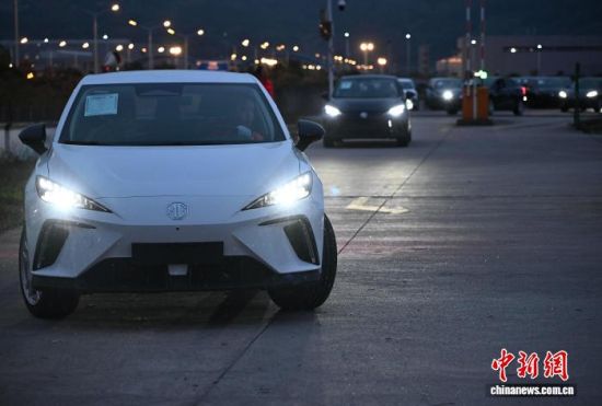 3月23日,在宁德陆港(铁路专用线)内,工作人员驾驶出口的商品车前往装载车厢。中新社记者 张斌 摄 3月23日,在宁德陆港(铁路专用线)内,工作人员驾驶出口的商品车前往装载车厢。中新社记者 张斌 摄