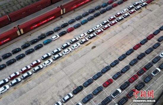 3月23日,在宁德陆港(铁路专用线)内,等待装载出口的商品车。(无人机照片)杨宝森 摄 3月23日,在宁德陆港(铁路专用线)内,等待装载出口的商品车。(无人机照片)杨宝森 摄