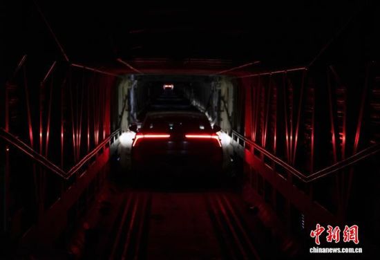 3月23日,在宁德陆港(铁路专用线)内,工作人员驾驶出口的商品车在装载车厢内部行驶。赖啸云 摄 3月23日,在宁德陆港(铁路专用线)内,工作人员驾驶出口的商品车在装载车厢内部行驶。赖啸云 摄