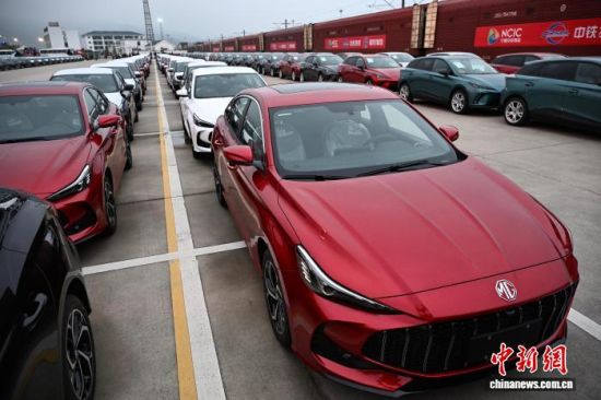 3月23日,在宁德陆港(铁路专用线)内,等待装载出口的商品车。中新社记者 张斌 摄 3月23日,在宁德陆港(铁路专用线)内,等待装载出口的商品车。中新社记者 张斌 摄