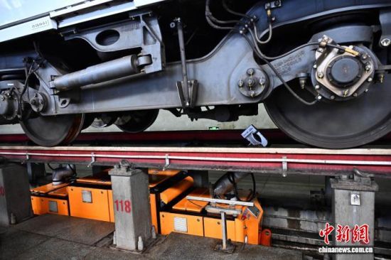 3月25日,位于福建省福州市的福州南动车所内,智能检测机器人正对动车组底部零部件进行全方位扫描。智能检测机器人34分钟即可完成一列动车组车底扫描,整体作业效率提升40%。中新社记者 张斌 摄 3月25日,位于福建省福州市的福州南动车所内,智能检测机器人正对动车组底部零部件进行全方位扫描。智能检测机器人34分钟即可完成一列动车组车底扫描,整体作业效率提升40%。中新社记者 张斌 摄