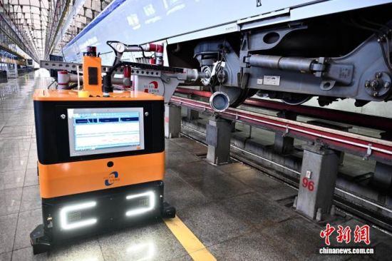 3月25日,位于福建省福州市的福州南动车所内,智能探伤机器人正对动车组进行检测。智能探伤机器人能实现全天候、无人化整列探伤。中新社记者 张斌 摄 3月25日,位于福建省福州市的福州南动车所内,智能探伤机器人正对动车组进行检测。智能探伤机器人能实现全天候、无人化整列探伤。中新社记者 张斌 摄