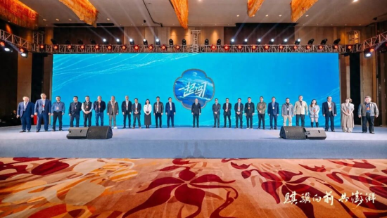 在福建亚太合会会长、永荣控股集团董事长吴华新和24位助力企业代表的加持下,海棠绽放出“一起闯”的华彩。 在福建亚太合会会长、永荣控股集团董事长吴华新和24位助力企业代表的加持下,海棠绽放出“一起闯”的华彩。