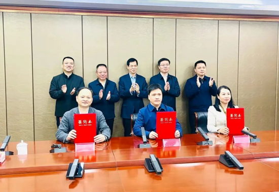 2025年12月30日,福大科技园科技转化平台与连江县进行海洋生物科技项目签约。 2025年12月30日,福大科技园科技转化平台与连江县进行海洋生物科技项目签约。