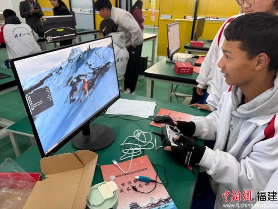 基地组织学生前往林芝市技工学校无人机实操中心进行参观学习。图片来源:林芝教育 基地组织学生前往林芝市技工学校无人机实操中心进行参观学习。图片来源:林芝教育