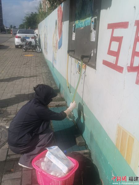 ¡¡¡¡¼²¿ØÖÐÐŤ×÷ÈËÔ±ÏÖ³¡³éȡˮÑù ¡¡¡¡¼²¿ØÖÐÐŤ×÷ÈËÔ±ÏÖ³¡³éȡˮÑù