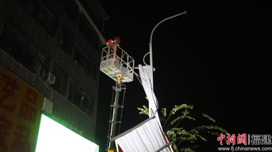 图为消防员正在进行高空作业。 王伟 摄 图为消防员正在进行高空作业。 王伟 摄