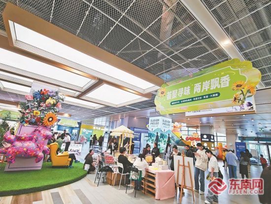 Á½°¶Ïû·ÑÕßÔÚÆ·³¢Ì¨ÍåÃÀʳ¡£ Á½°¶Ïû·ÑÕßÔÚÆ·³¢Ì¨ÍåÃÀʳ¡£