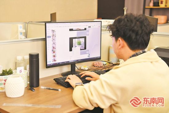 设计师运用AI进行产品设计。 福建日报记者 肖蔚男 摄 设计师运用AI进行产品设计。 福建日报记者 肖蔚男 摄