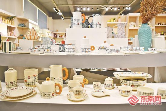 一批由AI辅助设计的陶瓷产品。福建日报记者 肖蔚男 摄 一批由AI辅助设计的陶瓷产品。福建日报记者 肖蔚男 摄