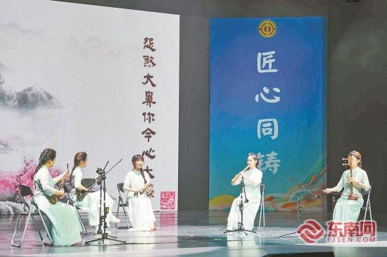 泉州师范学院学生在进行南音表演。 泉州师范学院学生在进行南音表演。