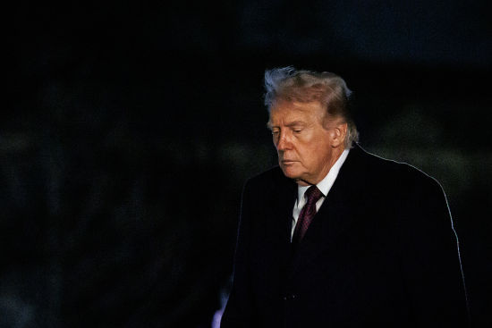 当地时间2026年3月15日,特朗普走下刚刚降落的“海军陆战队一号”,在白宫南草坪行走。图/视觉中国 当地时间2026年3月15日,特朗普走下刚刚降落的“海军陆战队一号”,在白宫南草坪行走。图/视觉中国