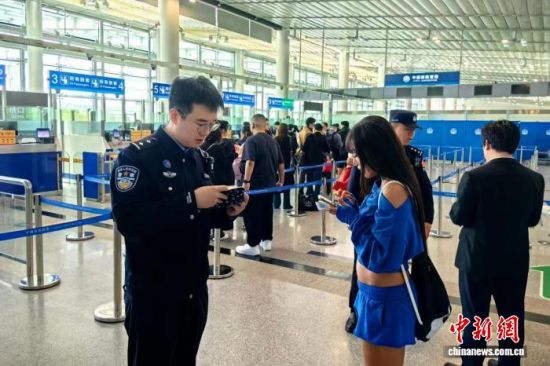 3ÔÂ29ÈÕ£¬¡°ÈªÖÝ¡ªËÞÎñ¡±º½Ï߸´º½¡£Í¼ÎªÈªÖݱ߼ìÕ¾Ãñ¾¯ÔÚ³ö¾³´óÌü¿ªÕ¹¼ì²é¹¤×÷¡£³Âº£»ª Éã 3ÔÂ29ÈÕ£¬¡°ÈªÖÝ¡ªËÞÎñ¡±º½Ï߸´º½¡£Í¼ÎªÈªÖݱ߼ìÕ¾Ãñ¾¯ÔÚ³ö¾³´óÌü¿ªÕ¹¼ì²é¹¤×÷¡£³Âº£»ª Éã