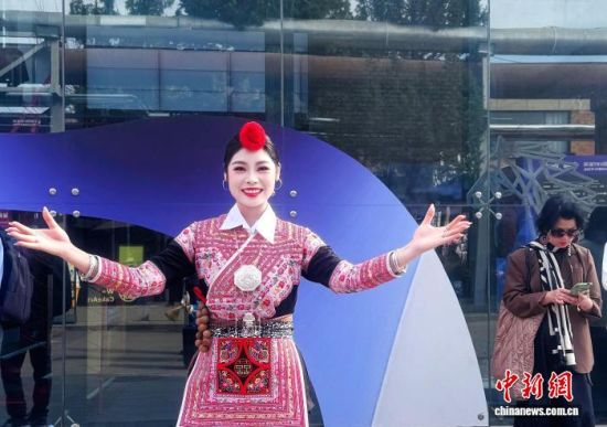 3月27日,宁德畲族姑娘雷素禄在北京参加2026中国国际时装周(春季)时留影。(受访者供图) 3月27日,宁德畲族姑娘雷素禄在北京参加2026中国国际时装周(春季)时留影。(受访者供图)