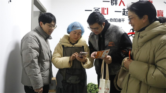 零工市场,以一系列创新举措,为当地灵活就业人员和企业搭建起一座“暖心桥”(省人资集团供图) 零工市场,以一系列创新举措,为当地灵活就业人员和企业搭建起一座“暖心桥”(省人资集团供图)