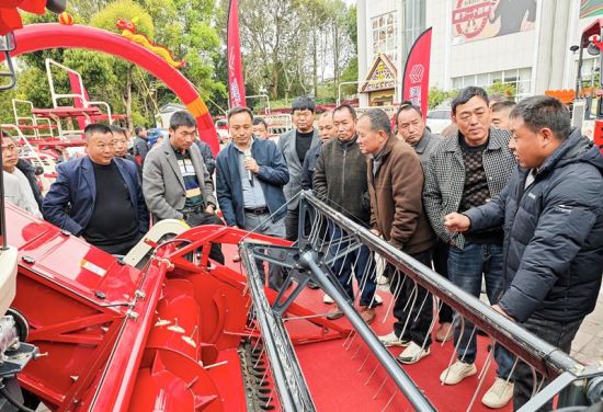 Å©»úÐÂÆ·Æ·¼ø»áÉÏ£¬¹¤×÷ÈËÔ±ÕýÏêϸ½²½âÅ©»úÉý¼¶ºóµÄÐÔÄÜÌØµã£¬Å©»§ÃÇΧ£ñöÌý¡¢×Ðϸ¹ÛĦ¡£ Å©»úÐÂÆ·Æ·¼ø»áÉÏ£¬¹¤×÷ÈËÔ±ÕýÏêϸ½²½âÅ©»úÉý¼¶ºóµÄÐÔÄÜÌØµã£¬Å©»§ÃÇΧ£ñöÌý¡¢×Ðϸ¹ÛĦ¡£