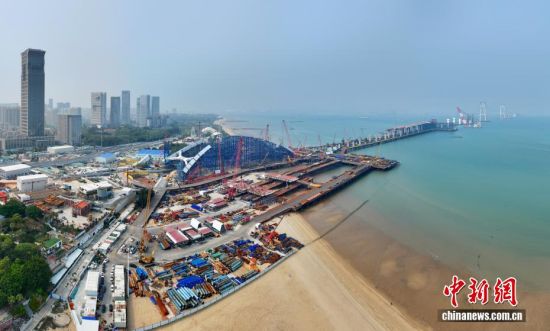 3月29日,俯瞰厦金大桥(厦门段)工程建设现场。(无人机照片)中新社记者 王东明 摄 3月29日,俯瞰厦金大桥(厦门段)工程建设现场。(无人机照片)中新社记者 王东明 摄