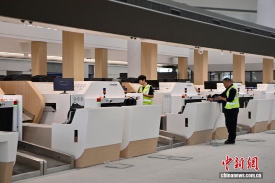 3��30�գ�������Ա�ڸ��������谲���ʻ����ڵ����豸����������� ������ ��