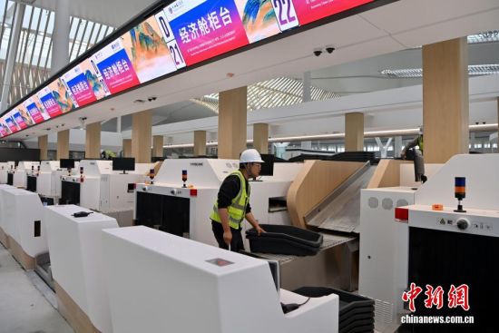 3��30�գ�������Ա�ڸ��������谲���ʻ����ڵ����豸����������� ������ ��