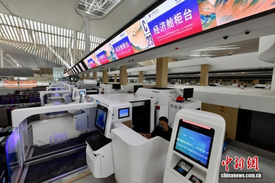 3��30�գ�������Ա�ڸ��������谲���ʻ����ڵ����豸����������� ������ ��