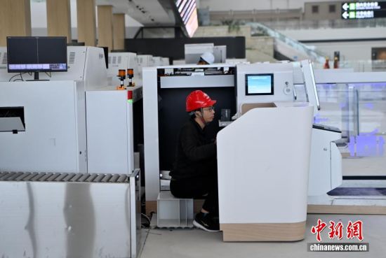 3��30�գ�������Ա�ڸ��������谲���ʻ����ڵ����豸����������� ������ ��