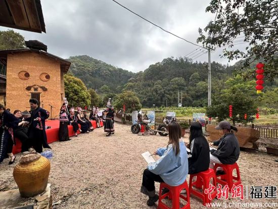 ͼΪѧÉúÏç´å»æ»Ð´Éú¡£ ÈýÃ÷ѧԺ ¹©Í¼ ͼΪѧÉúÏç´å»æ»Ð´Éú¡£ ÈýÃ÷ѧԺ ¹©Í¼