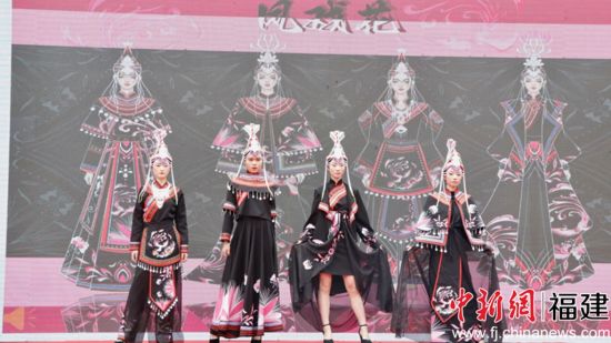 ͼΪѧÉúÄ£ÌØÏç´å×ßÐã¡£ ÈýÃ÷ѧԺ ¹©Í¼ ͼΪѧÉúÄ£ÌØÏç´å×ßÐã¡£ ÈýÃ÷ѧԺ ¹©Í¼