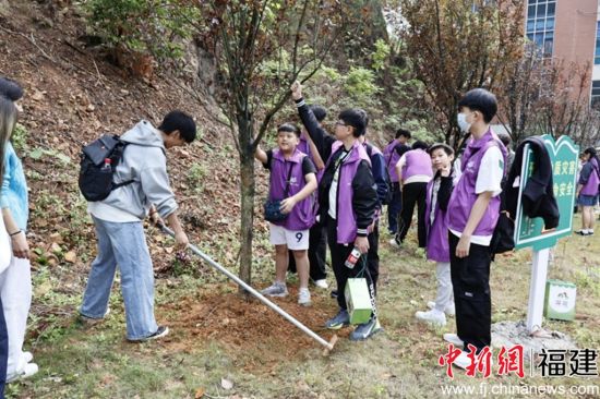 ͼΪ¡°Ê¯ÁñͬÐÄÓýÇàÂÌ£¬ÍŽáЯÊÖÏòδÀ´¡±Ö²Ê÷»·½Ú¡£ ³Âóã Éã ͼΪ¡°Ê¯ÁñͬÐÄÓýÇàÂÌ£¬ÍŽáЯÊÖÏòδÀ´¡±Ö²Ê÷»·½Ú¡£ ³Âóã Éã