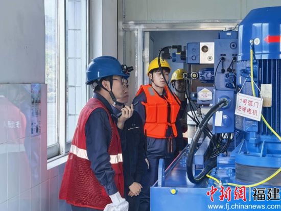 ͼΪ²Ù×÷»ų́¡¢¿ªÕ¢·ÅË®¡£ É³ÏØÇøË®Àû¾Ö ¹©Í¼ ͼΪ²Ù×÷»ų́¡¢¿ªÕ¢·ÅË®¡£ É³ÏØÇøË®Àû¾Ö ¹©Í¼