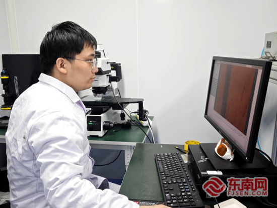 任策团队科研人员正在做实验。 任策团队科研人员正在做实验。