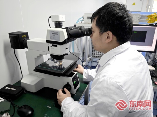 任策团队科研人员正在做实验。 任策团队科研人员正在做实验。