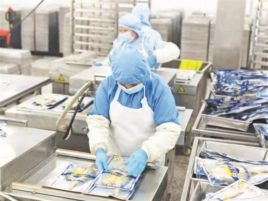 工人正在打包水产品 工人正在打包水产品