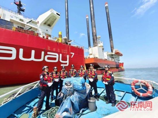 4��1�գ�������������1��ê�غ��棬������������������ڼ໤Ų������Ǳ������ӥ���֡�