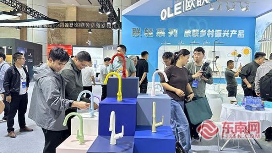 年轻客商被设计感十足的产品吸引。东南网记者 陈诗婷 摄 年轻客商被设计感十足的产品吸引。东南网记者 陈诗婷 摄